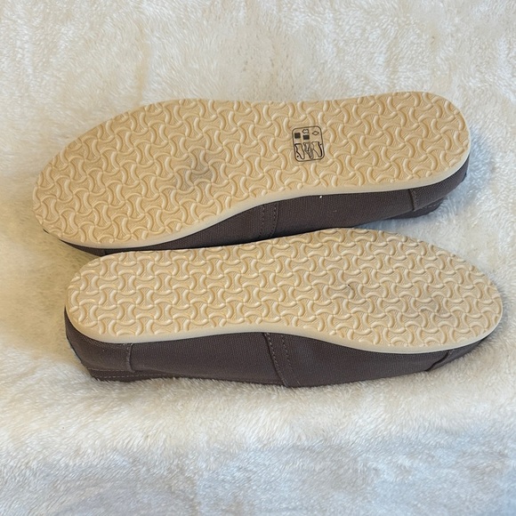 TOMS Women's Espadrille Loafer Flat - Picture 4 of 5